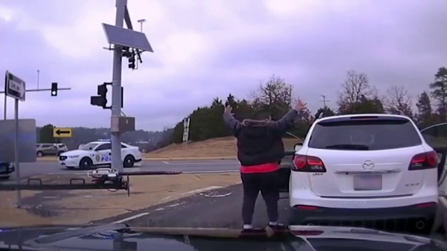 Poliția, alarmată de un bărbat care trăgea cu arma la întâmplare: „Lasă copilul”