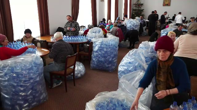 Pregătiri pentru Bobotează, la Constanța. 50 de voluntari etichetează sticlele de aghiasmă