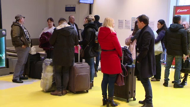 Întârzieri pe aeroporturile din București. Avion Ryanair, blocat 7 ore pe pistă