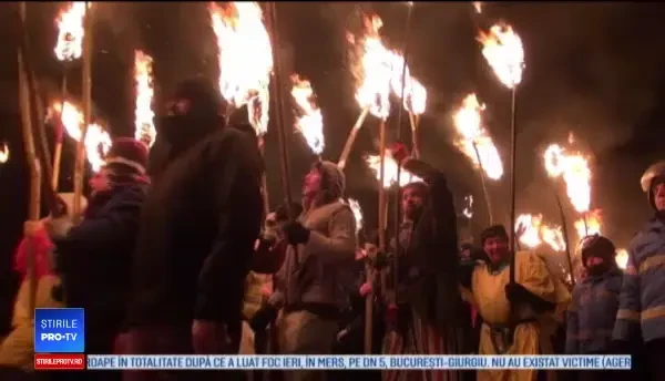 Obiceiul care alungă spiritele rele în județul Bacău. Flăcăii au colindat cu făclii aprinse