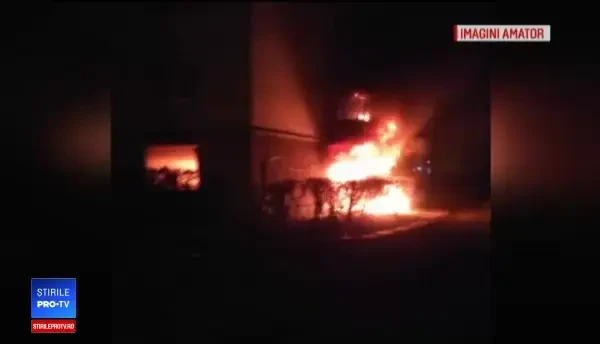Explozie puternică, urmată de un incendiu, într-un bloc din Tg. Mureș. Proprietarul are arsuri