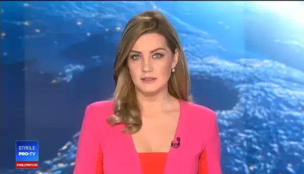 O familie cu un copil a rămas înzăpezită cu maşina pe un drum din zona stațiunii Sinaia