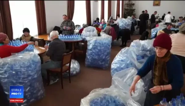 Pregătiri pentru Bobotează, la Constanța. 50 de voluntari etichetează sticlele de aghiasmă