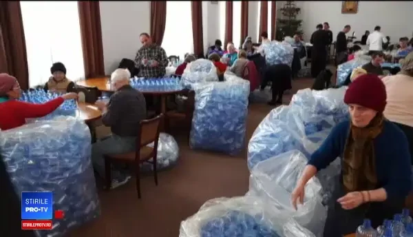 Pregătiri pentru Bobotează, la Constanța. 50 de voluntari etichetează sticlele de aghiasmă