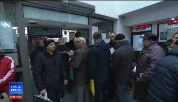 Tradiționalele cozi la ghișee. De frig, pensionarilor li se scurgeau lacrimile pe obraji