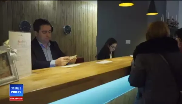 Moldovenii se pregătesc de Crăciun la munte, în România. Cât plătesc pentru 5 zile