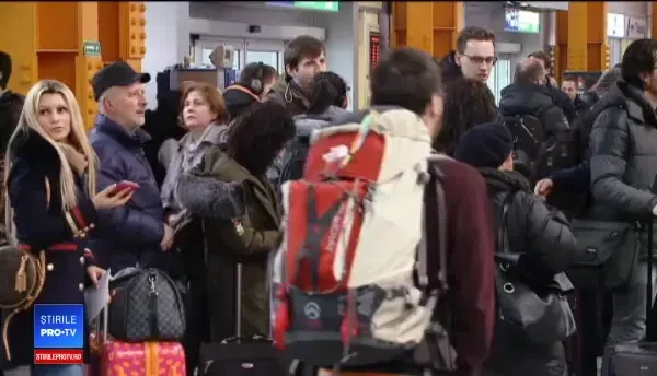 Aeroporturile, pline de românii care se întorc în străinătate. Ce au luat în bagaje