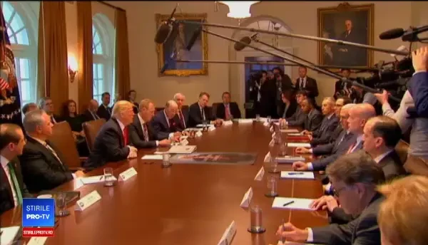 Glumele făcute pe seama posterului uriaș cu Donald Trump, inspirat de Game of Thrones