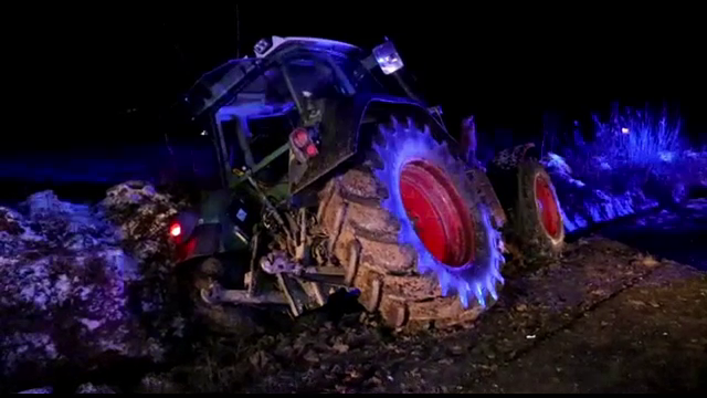 Impact violent în Bacău, soldat cu 2 răniți. Un șofer a lovit în plin un tractor
