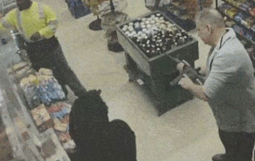 Supărat că țigările s-au scumpit, un bărbat s-a dus cu arma la magazin. VIDEO