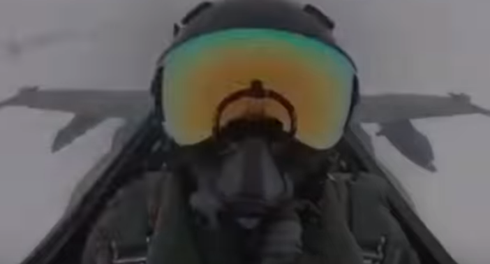 Momentul în care un avion F-18 este lovit de fulger. Ce a pățit pilotul