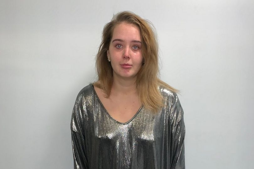 A izbucnit în plâns în noaptea de Revelion, când a văzut cum arată rochia comandată. FOTO