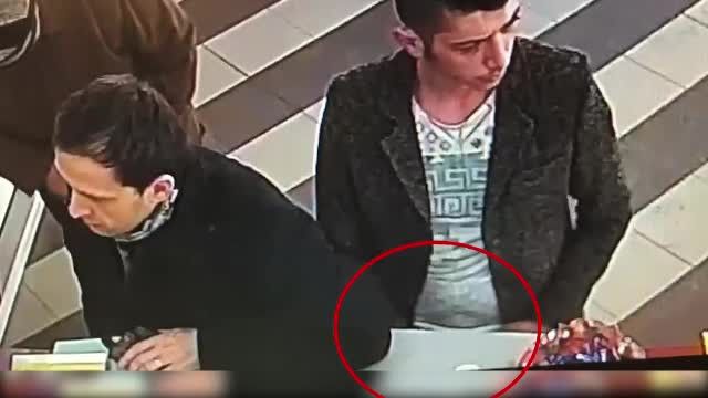 Tânăr filmat când îi fură unei bătrâne banii de medicamente, chiar în farmacie