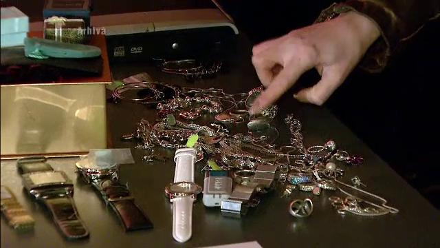 Notăriță, jefuită de o vecină în care avea încredere. Cum a lăsat-o fără bijuterii