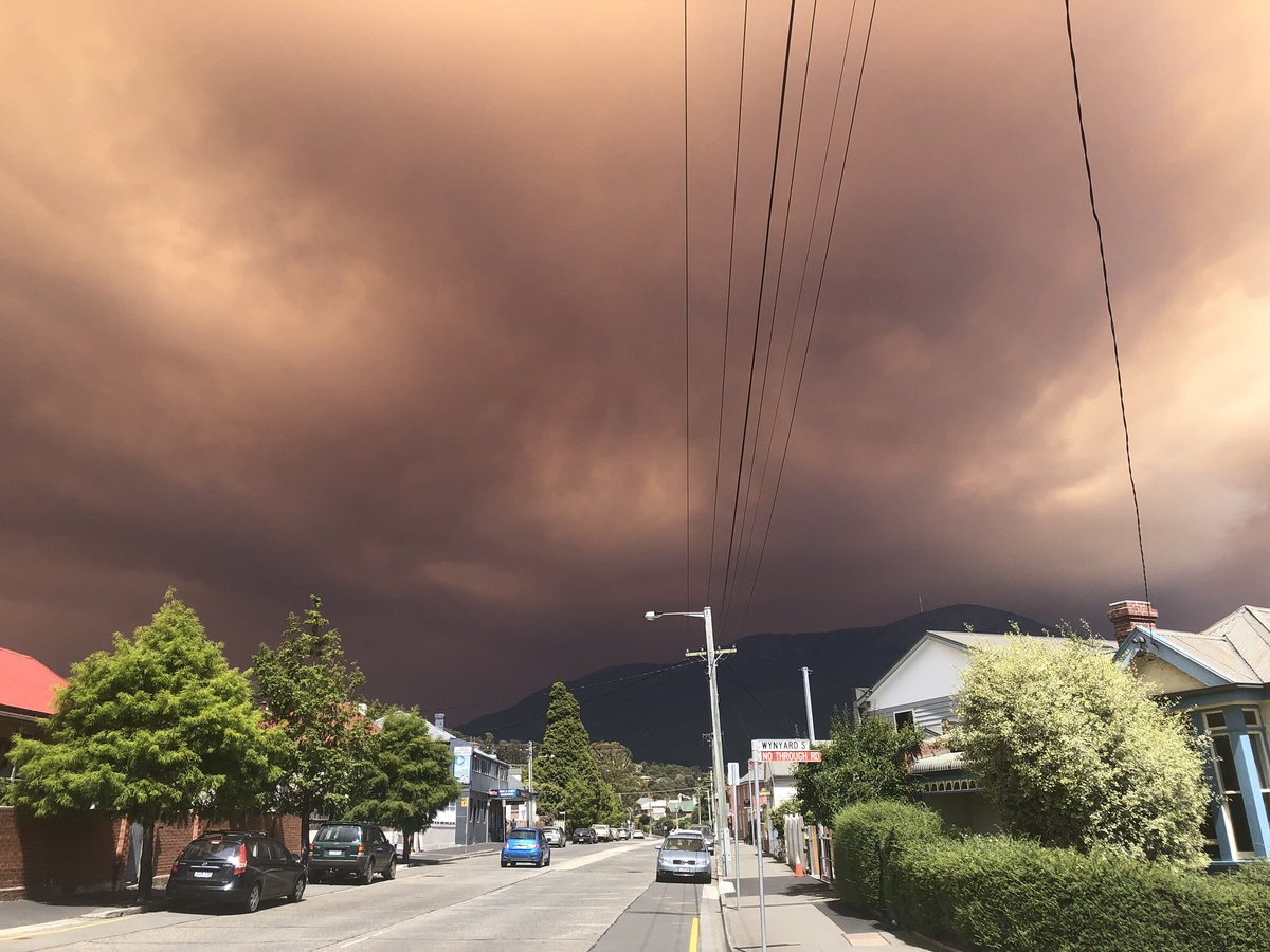 Tasmania, acoperită de un fum roșu și gros