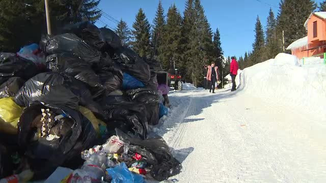 Staţiunea unde mormanele de gunoaie sunt mai înalte decât muntele. Reacţia primăriei