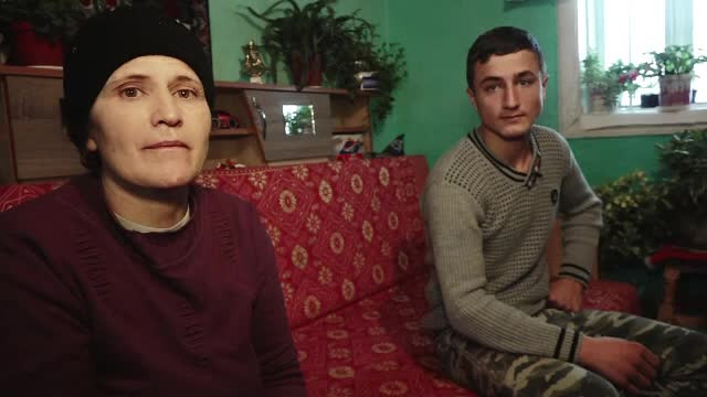 Era şeful clasei, dar a lăsat şcoala ca să-şi ajute mama. Din banii de navetă ia doctorii