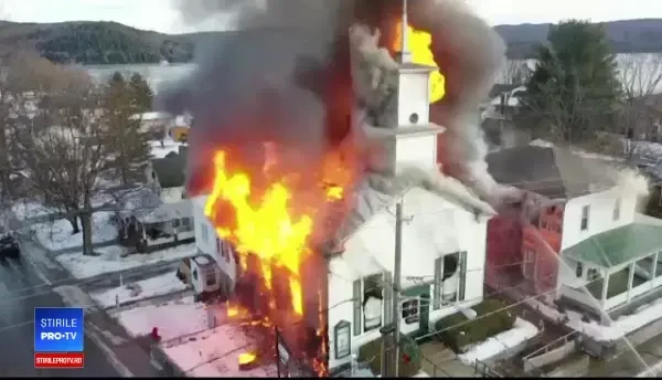Momentul în care o biserică veche de un secol este distrusă de incendiu