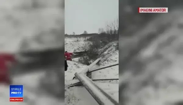 Un microbuz cu șapte pasageri a lovit un pod în Sibiu. Scenele filmate