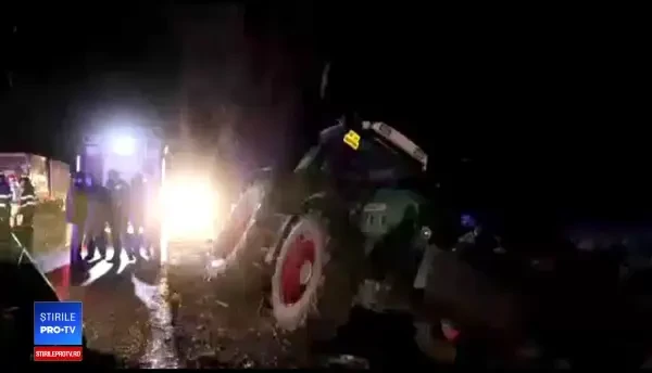 Impact violent în Bacău, soldat cu 2 răniți. Un șofer a lovit în plin un tractor
