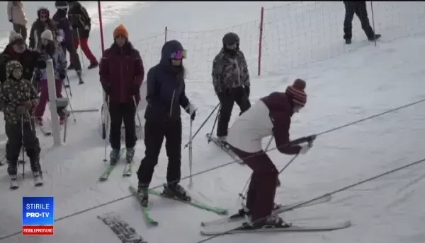 Vacanța prelungită a elevilor le dă bătăi de cap părinților. Cât scot din buzunar