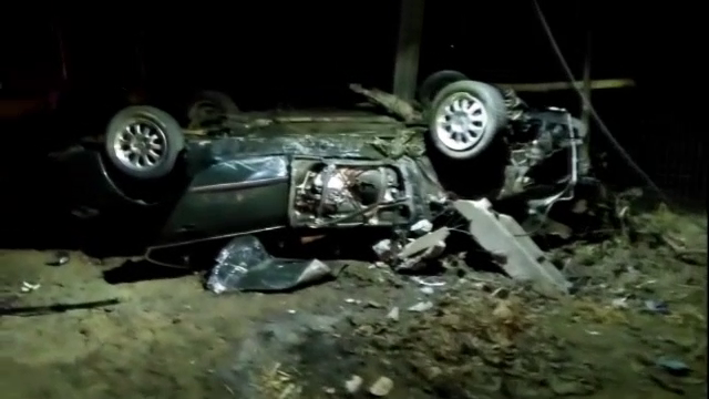 Șofer mort după ce mașina s-a lovit de un pod, apoi s-a rostogolit 50 de metri