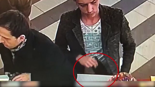 Un tânăr filmat în timp ce fura un portofel s-a predat la poliție după un an