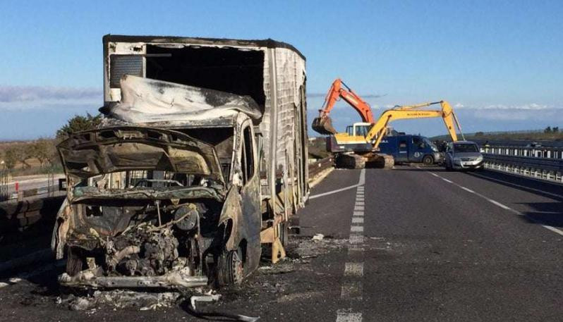 Au furat 2 milioane de euro cu excavatoarele. Filmul jafului asupra unei blindate. VIDEO