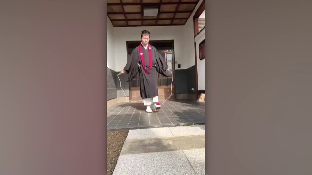 Protest amuzant al călugărilor budiști, după ce unul din ei a fost amendat de Rutieră