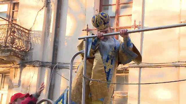 Momentul în care IPS Teodosie se împiedică pe cisternă la sfințirea apei. VIDEO