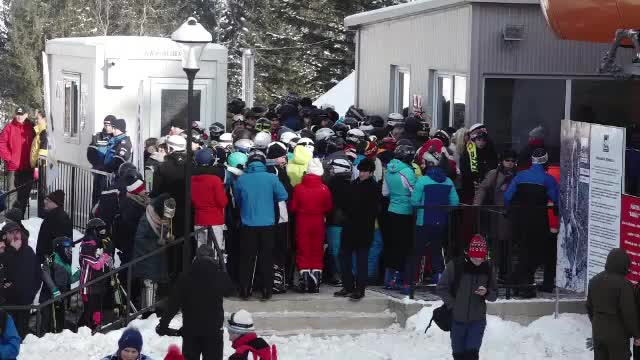 Cea mai mare pârtie din Moldova, deschisă cu scandal. Mii de turiști, nervoși pe telegondola stricată