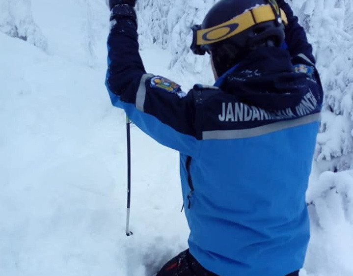 O femeie a ajuns în zona unei râpe cu înclinare mare, la Poiana Braşov. FOTO