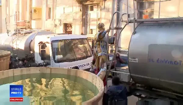 Momentul în care IPS Teodosie se împiedică pe cisternă la sfințirea apei. VIDEO