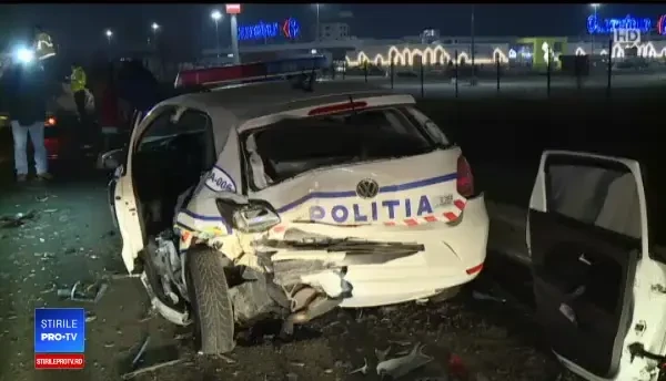 ANIMAȚIE GRAFICĂ. Cum a spulberat un șofer începător două mașini de poliție, pe A1