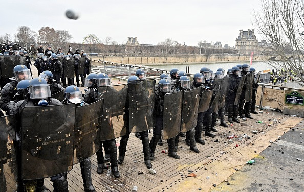 Macron acuză o violenţă extremă a Vestelor Galbene. Jandarm, atacat cu pumnii de un campion. VIDEO