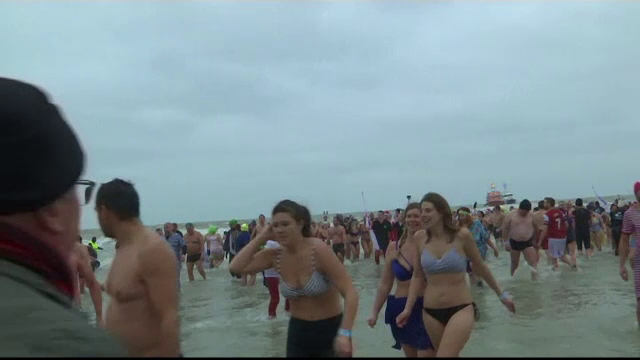 Mii de oameni s-au scăldat în Marea Nordului la 8 grade Celsius