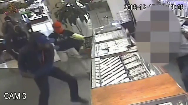 Jaf brutal la un magazin de bijuterii. Filmul atacului comis de 4 indivizi