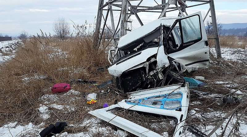 Mergeau la muncă în Cehia, dar au ajuns la spital. Șoferul spune că nu a văzut drumul