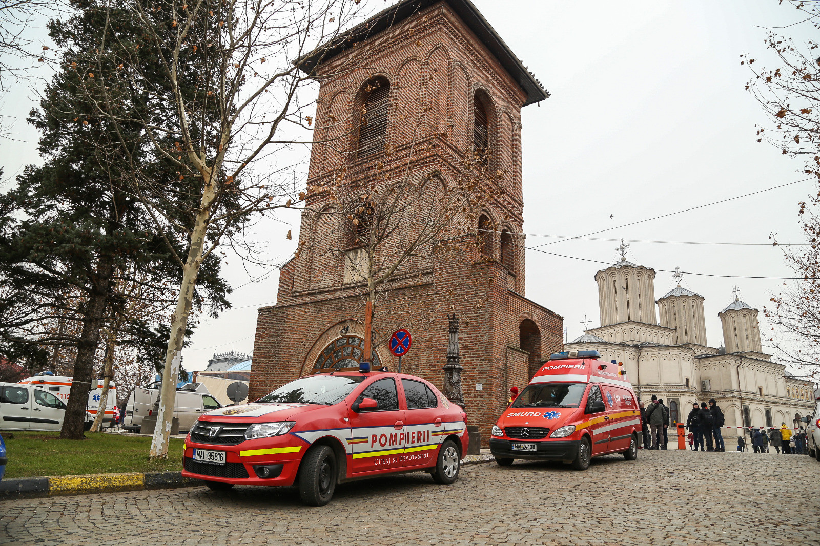 Pe gerul Bobotezei, mai mulți bărbați au sărit să recupereze crucile din apă