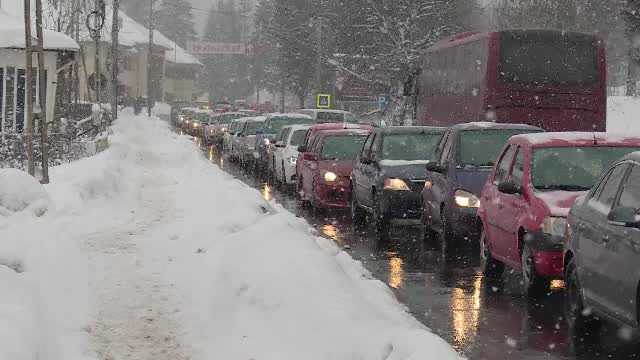 Cozi uriașe de mașini între stațiunile de la munte: ”Cea mai mare parcare, DN1”