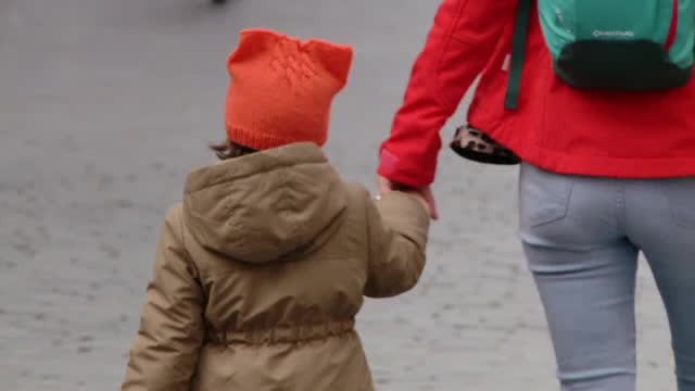 Toți copiii români au de acum un cont de economii la stat. Ce trebuie să știe părinții înainte de a depune bani