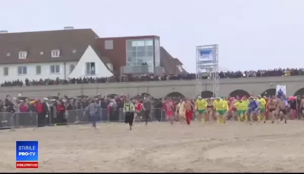 Mii de oameni s-au scăldat în Marea Nordului la 8 grade Celsius