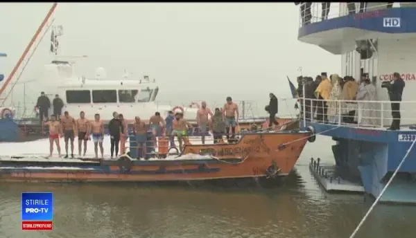 Pe gerul Bobotezei, mai mulți bărbați au sărit să recupereze crucile din apă