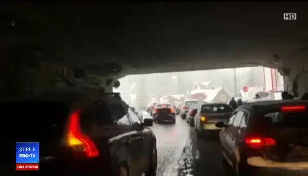 Cozi uriașe de mașini între stațiunile de la munte: ”Cea mai mare parcare, DN1”