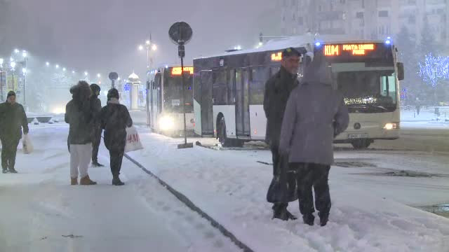 Probleme în traficul din Capitală, după prima ninsoare din acest an. ”Mă duc sanie”