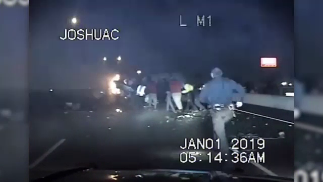 Șofer salvat dintr-o mașină în flăcări de intervenția unui grup mare de oameni