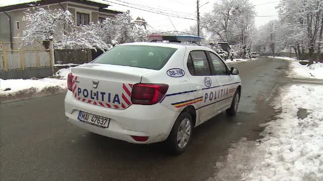 Băiat de 14 ani, reținut de polițiști, după ce a jefuit 18 mașini