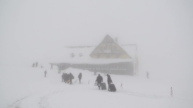 Zăpada măsoară doi metri la Bâlea Lac. Avertisment pentru turiști