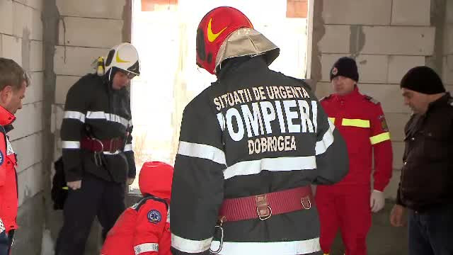 Muncitori găsiți inconștienți în subsolul unei vile. Doar unul a putut fi salvat