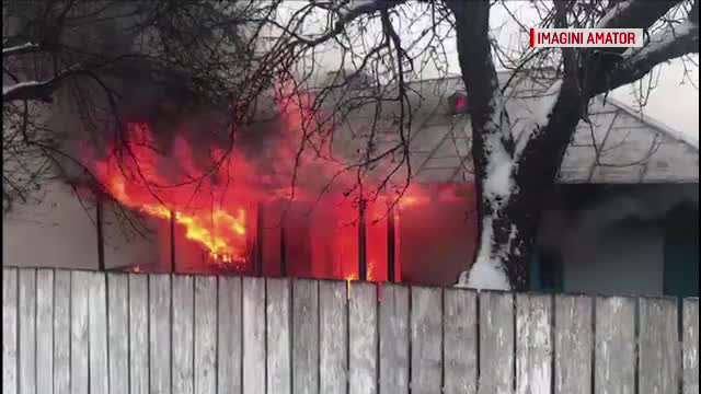 Un bătrân a murit în chinuri în casă, încercând să se încălzească